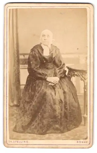 Fotografie Th. Spelling, Rönne, Lille Torv, Betagte Dame mit Haube in schwarzem Kleid