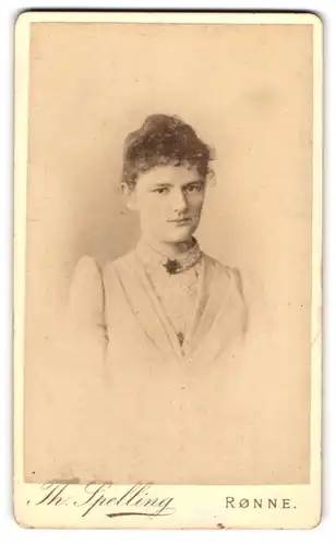 Fotografie Th. Spelling, Rönne, Lille Torv, Portrait von junger Dame mit Brosche und hochgestecktem Haar