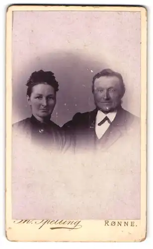 Fotografie Th. Spelling, Rönne, Lille Torv, Betagtes Ehepaar in Sonntagskleidung