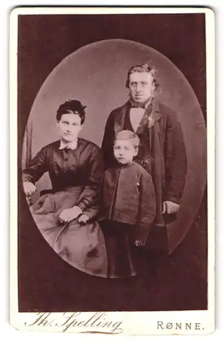 Fotografie Th. Spelling, Rönne, Lille Torv, Gestandener Bürgerlicher mit Gattin und Sohn