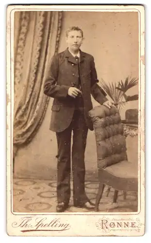 Fotografie Th. Spelling, Rönne, Lille Torv, Junger Mann im Anzug