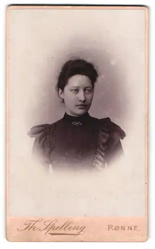 Fotografie Th. Spelling, Rönne, Lille Torv, Portrait von junger Dame mit rundlichem Gesicht und dunklen Haaren