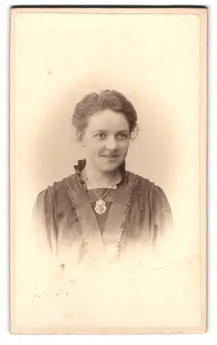 Fotografie Theodor Yhr, Rönne, Portrait von lächelnder junger Dame mit Kette