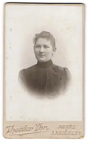 Fotografie Theodor Yhr, Rönne, Junge Dame in hochgeschlossenem Kleid