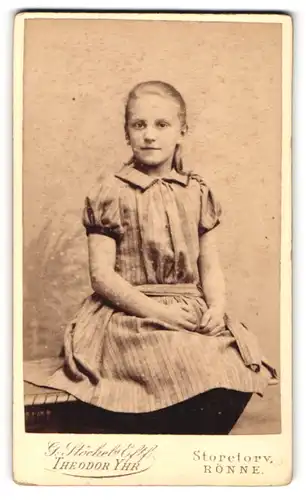 Fotografie Theodor Yhr, Rönne, Storetorv, Junges Mädchen in gestreiftem Kleid