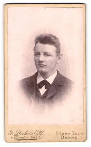 Fotografie Theodor Yhr, Rönne, Portrait von jungem Herrn im Anzug