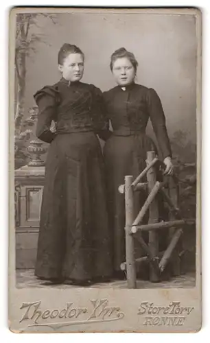 Fotografie Theodor Yhr, Rönne, Beleibte Schwestern mit Hochsteck-Frisuren und in schwarzen Kleidern