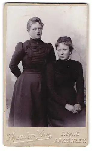 Fotografie Theodor Yhr, Rönne, Junge Schwestern mit zurückgesteckten Haaren