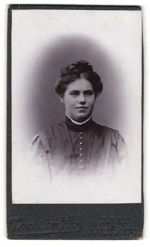Fotografie Theodor Yhr, Rönne, Portrait von junger Dame mit geflochtenem Haar