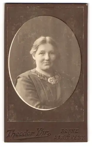 Fotografie Theodor Yhr, Rönne, Portrait von beleibter Frau