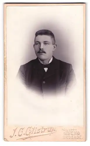 Fotografie Johannes C. Glistrup, Nexö, Junger Mann mit Schnurrbart und im Anzug