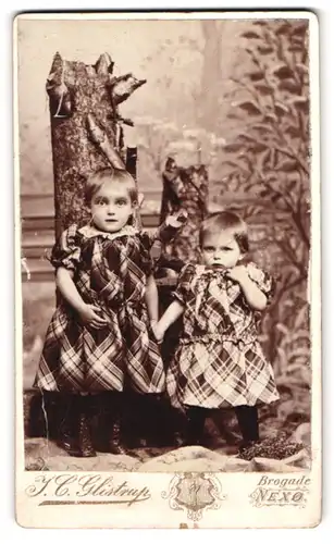 Fotografie Johannes C. Glistrup, Nexö, Zwei Kleinkinder in karrierten Kleidern