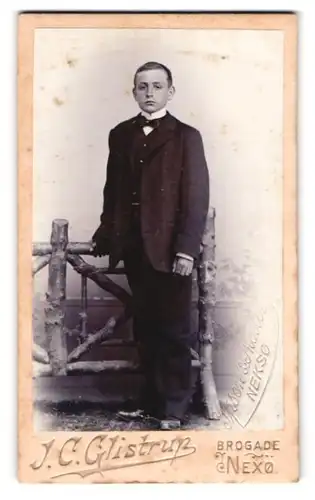 Fotografie Johannes C. Glistrup, Nexö, Junger Mann im Anzug