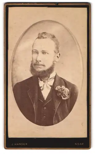 Fotografie J. Hansen, Nexö, Portrait von feinem Herrn im Anzug mit Bart