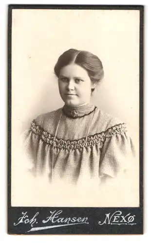 Fotografie Joh. Hansen, Nexö, Portrait von junger Dame mit rundlichem Gesicht in hochgeschlossenem Kleid