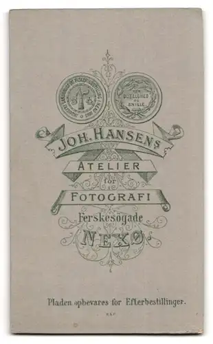 Fotografie Joh. Hansen, Nexö, Portrait von junger Dame mit rundlichem Gesicht in hochgeschlossenem Kleid