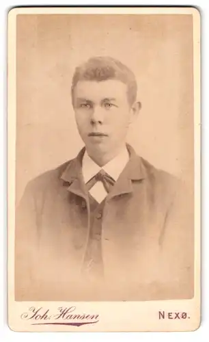 Fotografie Joh. Hansen, Nexö, Portrait von jungem Mann im Anzug