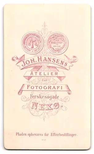 Fotografie Joh. Hansen, Nexö, Portrait von jungem Mann im Anzug