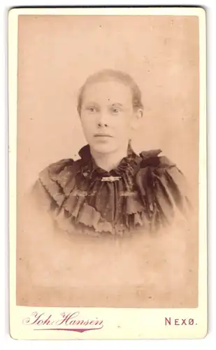 Fotografie Joh. Hansen, Nexö, Portrait von junger Dame in gerafftem Kleid