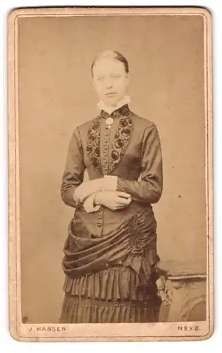 Fotografie J. Hansen, Nexö, Hübsche junge Dame in hochgeschlossenem Kleid mit Brosche