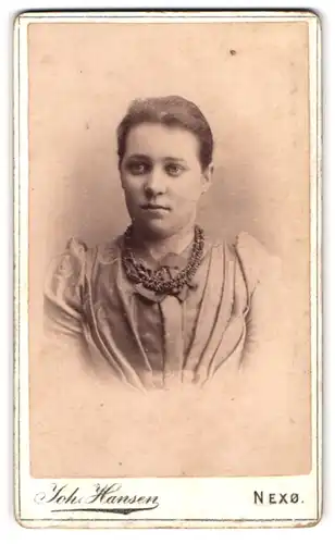 Fotografie Joh. Hansen, Nexö, Portrait von junger Dame mit rundlichem Gesicht