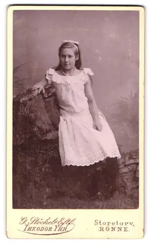 Fotografie Theodor Yhr, Rönne, Hübsche junges Mädchen in weissem Kleid und Schleife im Haar