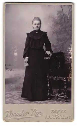 Fotografie Theodor Yhr, Rönne, Junges blondes Mädchen in hochgeschlossenem Kleid