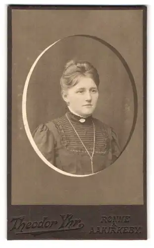 Fotografie Theodor Yhr, Rönne, Portrait von junger Dame mit hochgestecktem Haar