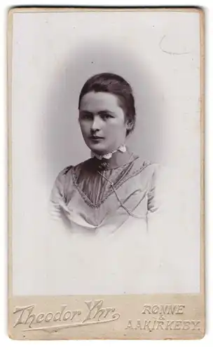 Fotografie Theodor Yhr, Rönne, Portrait von junger Dame in hochgeschlossenem Kleid