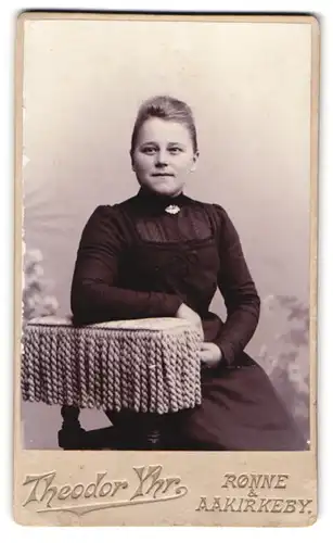 Fotografie Theodor Yhr, Rönne, Junge Dame mit rundlichem Gesicht in hochgeschlossenem Kleid