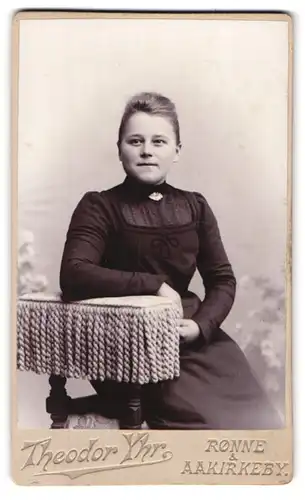 Fotografie Theodor Yhr, Rönne, Junge Dame mit zurückgestecktem Haar und rundlichem Gesicht