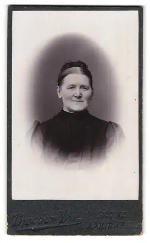 Fotografie Theodor Yhr, Rönne, Portrait von betagter Dame mit geflochtenem Haar
