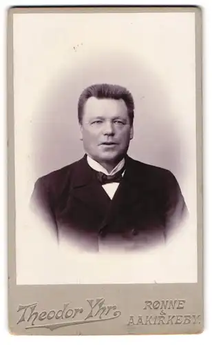 Fotografie Theodor Yhr, Rönne, Portrait von feinem Herrn im Anzug