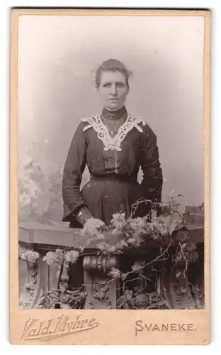 Fotografie Vald. Myhre, Svaneke, Dame am Geländer in hochgeschlossenem Kleid