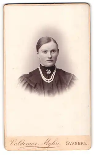 Fotografie Valdemar Myhre, Svaneke, Hübsche junge Dame im Kleid mit Perlenkette und Brosche