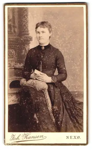 Fotografie Joh. Hansen, Nexö, Dame in hochgeschlossenem Kleid mit kurzen Haaren