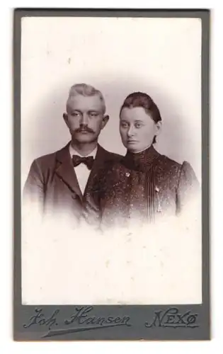 Fotografie Joh. Hansen, Nexö, Gestandenes bürgerliches Ehepaar in Sonntagskleidung