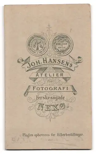 Fotografie Joh. Hansen, Nexö, Gestandenes bürgerliches Ehepaar in Sonntagskleidung