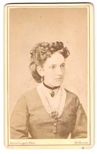 Fotografie Heinrich Boppel, Heilbronn, Titotstrasse, Portrait junge Dame mit Flechtfrisur und Medaillon