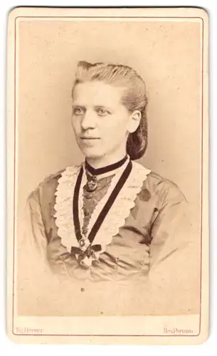 Fotografie Fr. Berrer, Heilbronn, Bergstrasse 2, Portrait junge Dame mit Kragenbrosche und Medaillon