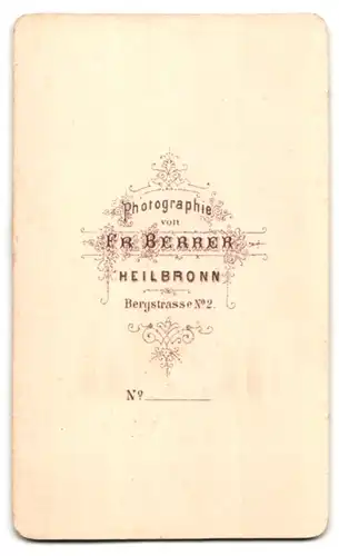 Fotografie Fr. Berrer, Heilbronn, Bergstrasse 2, Portrait junge Dame mit Kragenbrosche und Medaillon