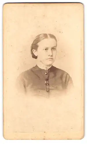 Fotografie Chr. Fleischmann, Heilbronn, Portrait junge Dame mit zeitgenössischer Frisur