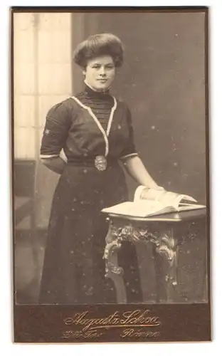 Fotografie Augusta Schou, Rönne, Lille Torv, Portrait bürgerliche Dame mit einem Buch