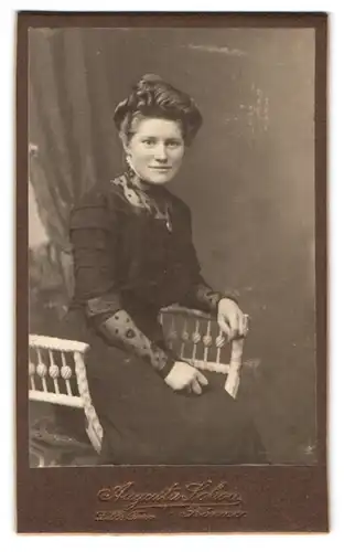 Fotografie Augusta Schou, Rönne, Lille Torv, Portrait junge Dame im modischen Kleid