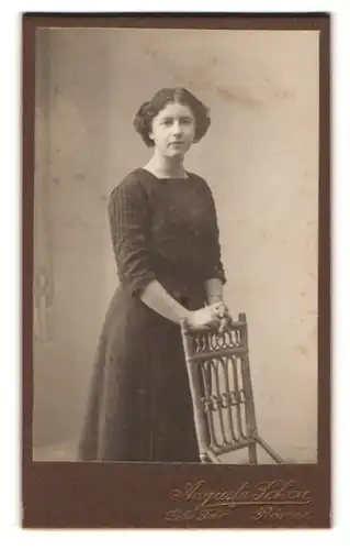 Fotografie Augusta Schou, Rönne, Lille Torv, Portrait junge Dame im modischen Kleid