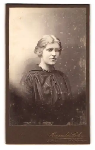 Fotografie Augusta Schou, Rönne, Lille Torv, Portrait modisch gekleidete Dame mit Halskette