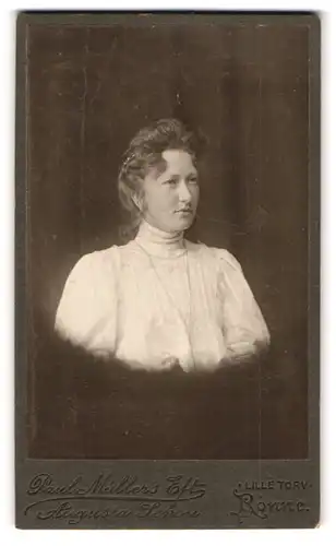 Fotografie Augusta Schou, Rönne, Lille Torv, Brustportrait junge Dame mit zeitgenössischer Frisur