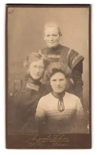 Fotografie Augusta Schou, Rönne, Lille Torv, Portrait drei Junge Damen in modischer Kleidung