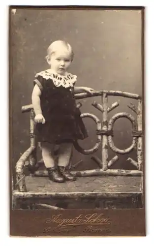 Fotografie Augusta Schou, Rönne, Lille Torv, Portrait kleines Kind im Samtkleid mit weissem Kragen