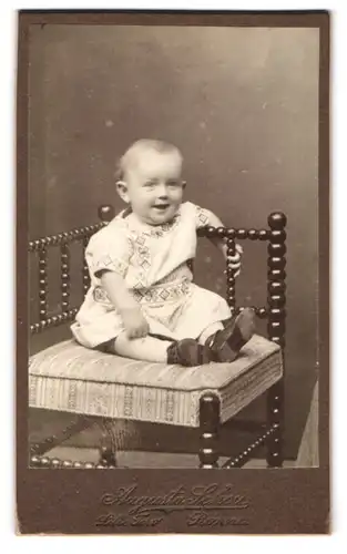 Fotografie Augusta Schou, Rönne, Lille Torv, Portrait süsses Kleinkind im hübschen Kleid